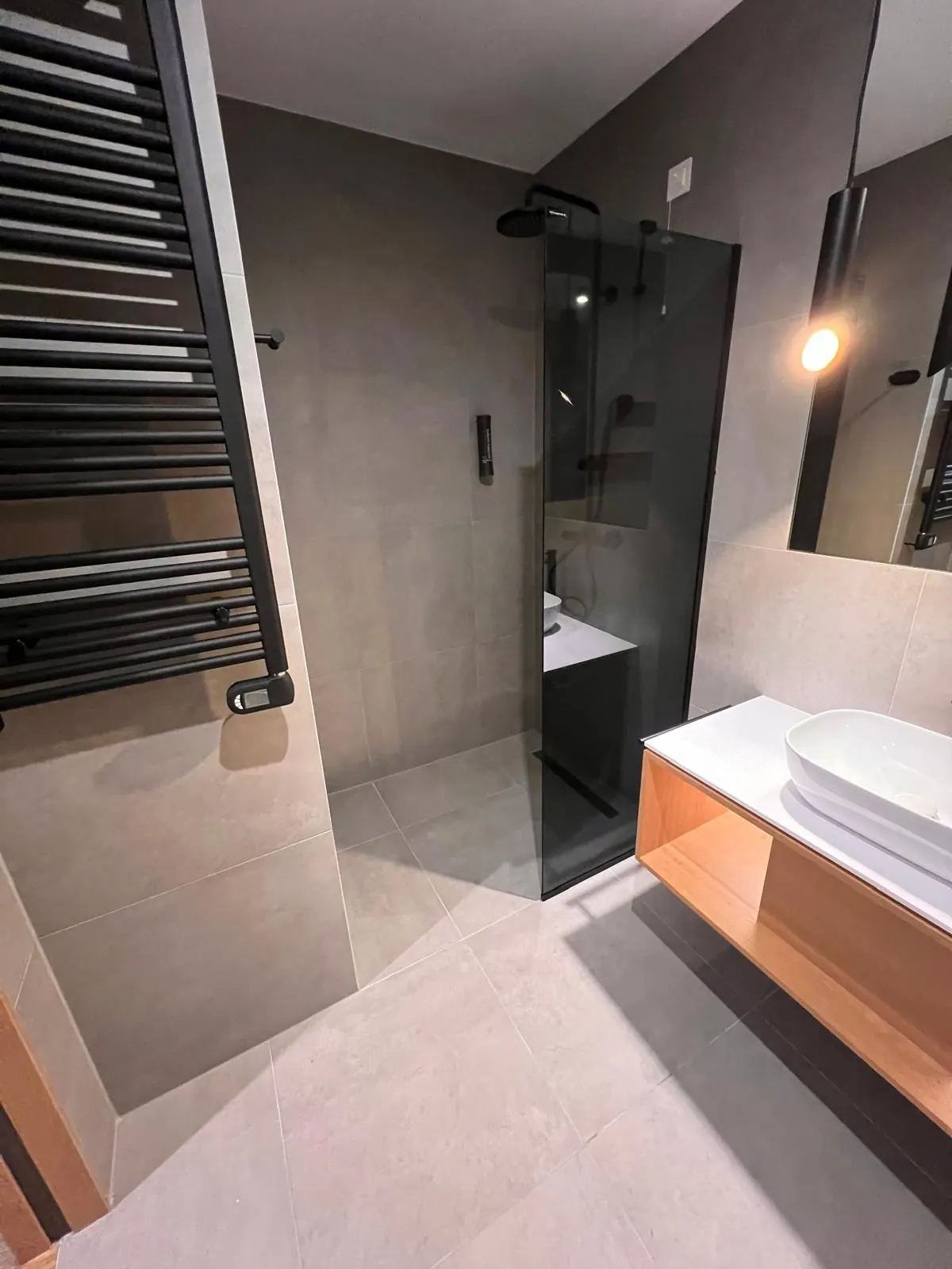 Walk-in tuš obložen keramikom
